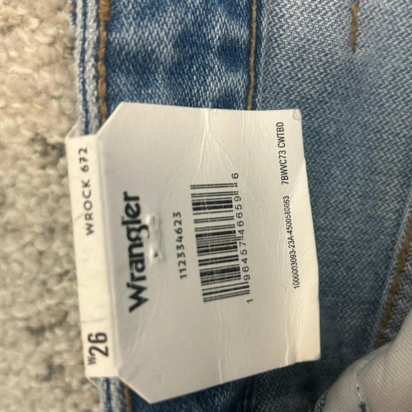Wrangler Wrock 692 NWT size 26 frayed flare bottom. Slight crop - Picture 7 of 8